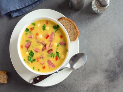 Сырный суп с копчеными колбасками, картофелем и рисом