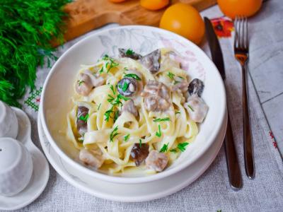 Фетучини с индейкой и грибами в сметанном соусе