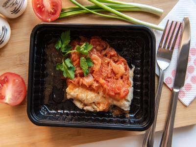 Рыба запеченная под соусом арабьята + рис