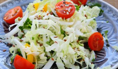 Салат из пекинской капусты, ветчины и помидоров черри