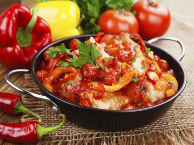 Картофель запечёный с болгарским перцем и фасолью в томатном соусе.