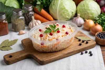 Салат из квашеной капусты с клюквой