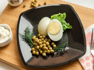 Яйцо с горошком и майонезом
