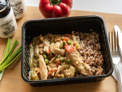 Индейка в сливочном соусе с овощами+гречка