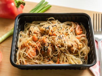 Рисовая лапша с курицей и овощами