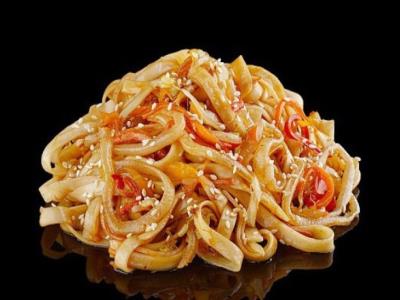 Удон с кальмаром и овощами