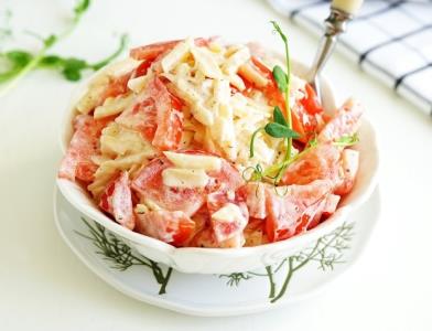 Салат из помидоров с сыром и чесноком 