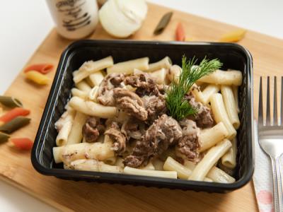 Бефстроганов с макаронами