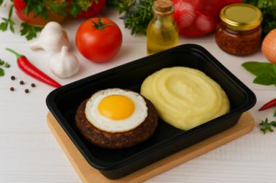 Бифштекс из свинины с яйцом и картофельное пюре