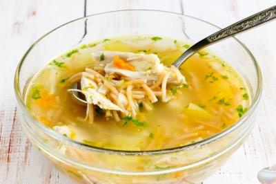 Куриный суп с жареной лапшой