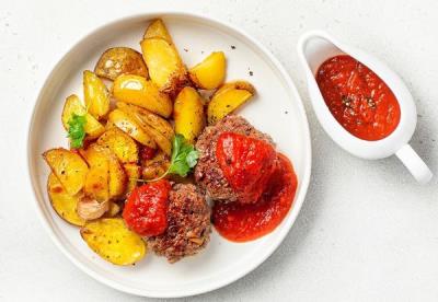 Митболы с картофельными дольками и соусом пилатти